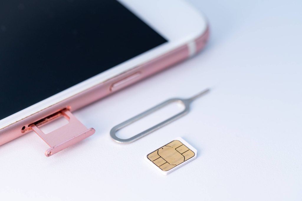 到日本玩,網路到底要怎麼選?一次幫你比較電信漫遊、實體 SIM 卡、eSIM、Wi-Fi 分享器。