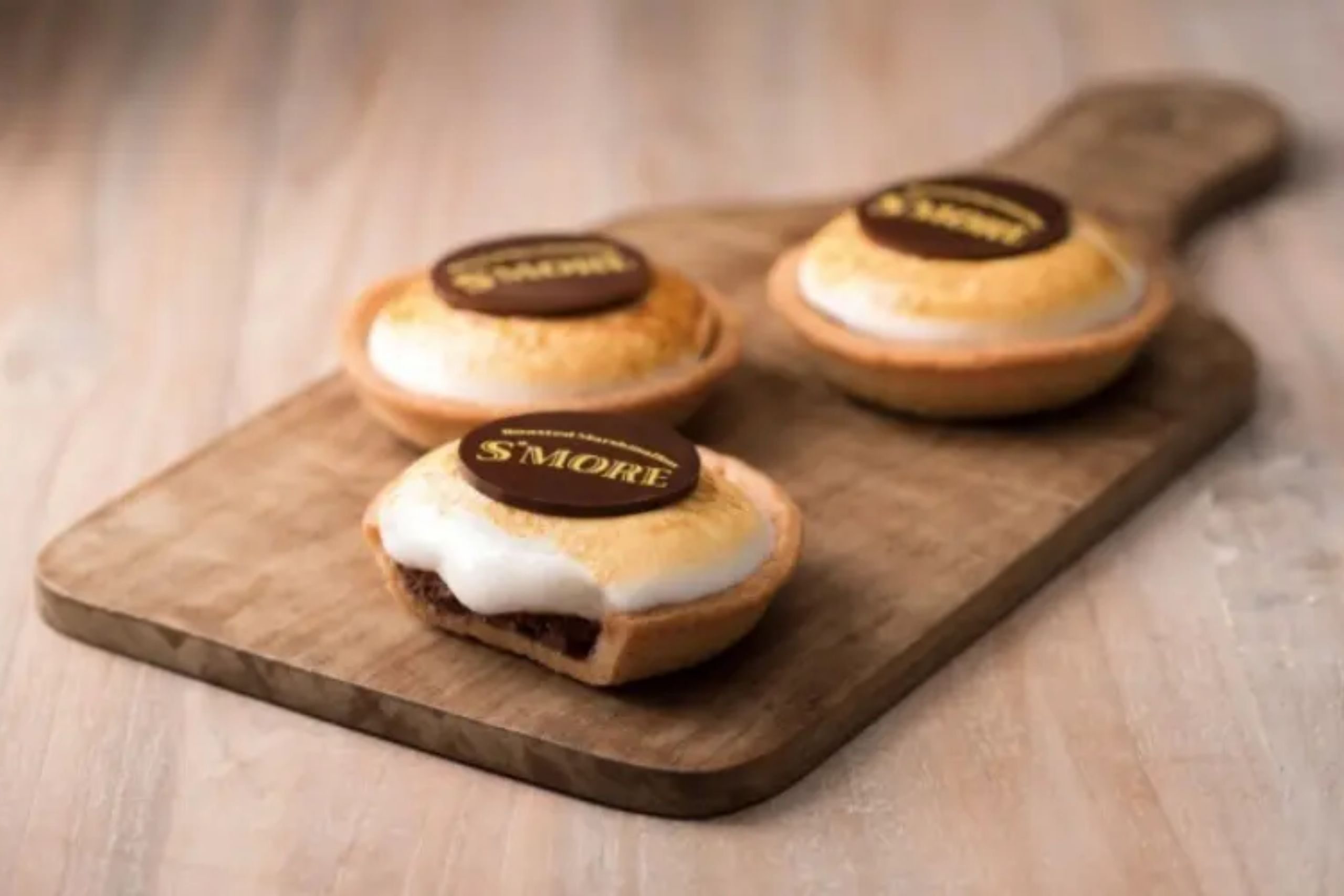 S'MORE 炙燒棉花糖塔表面以火槍炙燒出金棕色焦紋，與微脆帶彈性塔皮酥香，三層口感一口全到位，是社群打卡率超高的話題伴手禮。