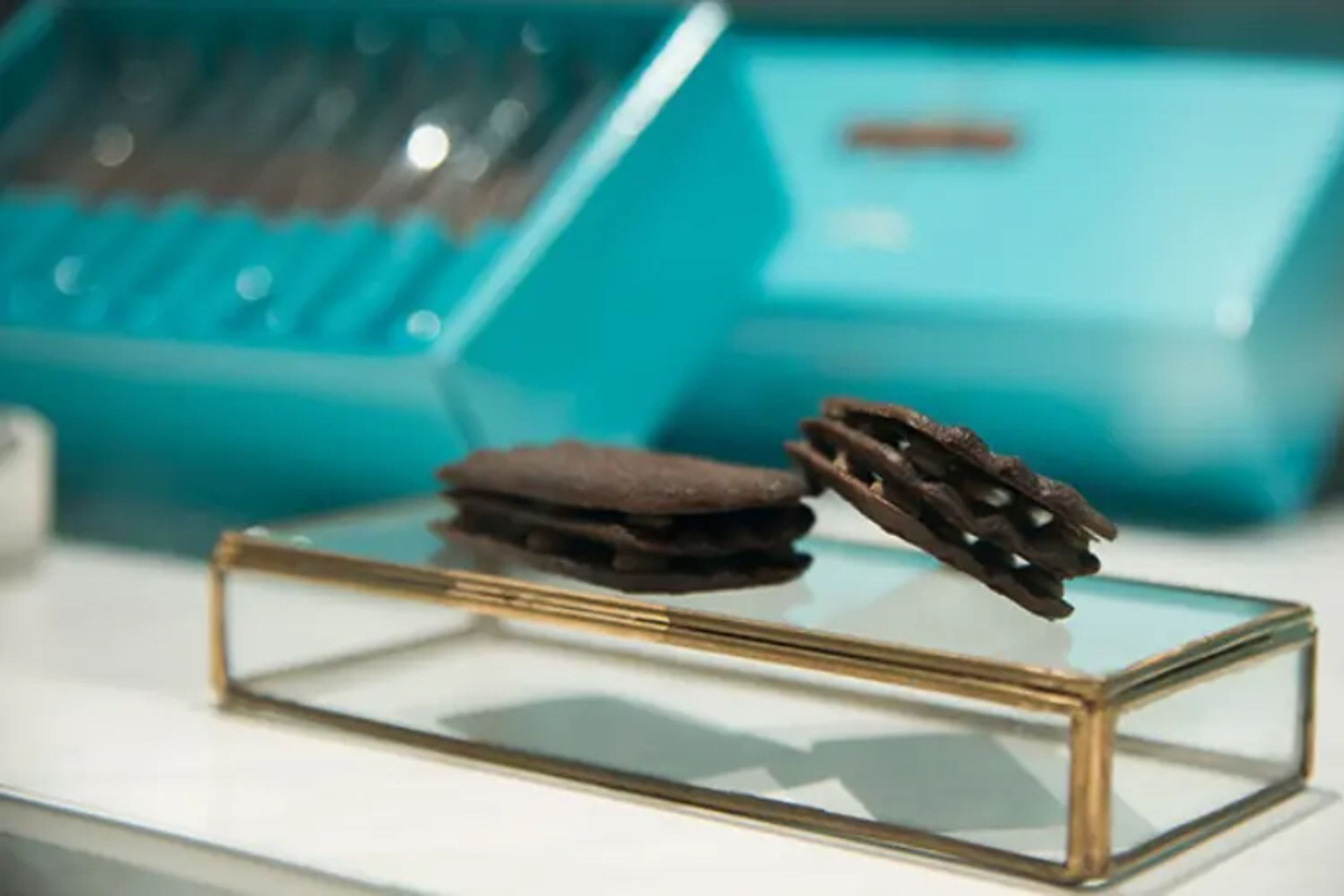 TOKYO CAMPANELLA 東京晴空戀巧包裝Tiffany顏色，薄片巧克力餅乾，口感輕盈酥脆、可可香氣不甜膩，是帶回辦公室分享的完美選擇。