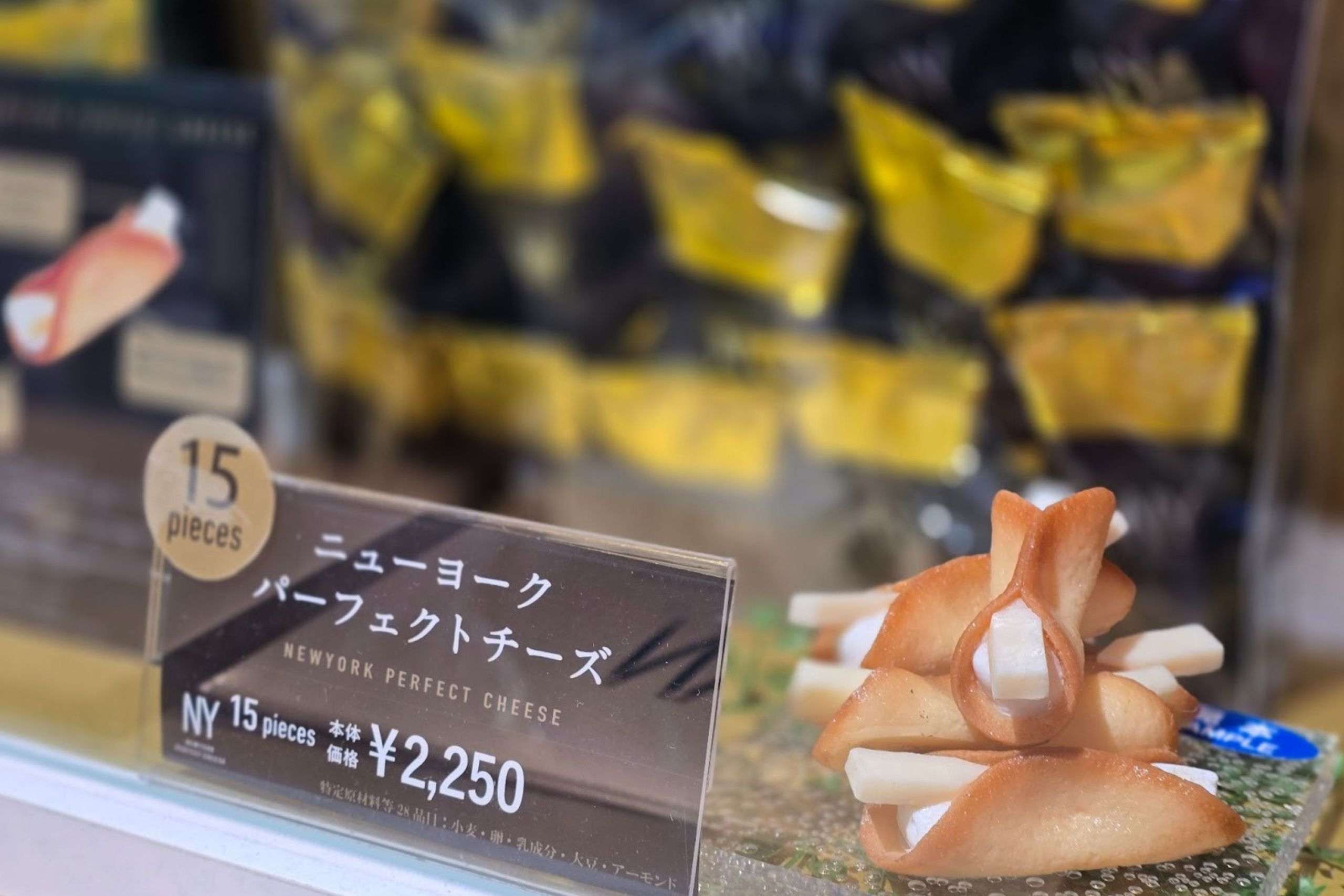 New York Perfect Cheese 起司夾心脆餅，外層薄脆餅乾咬下去有清脆碎裂聲，中間夾著濃郁起司奶油，鹹甜交融的口感讓人吃過就忘不了。