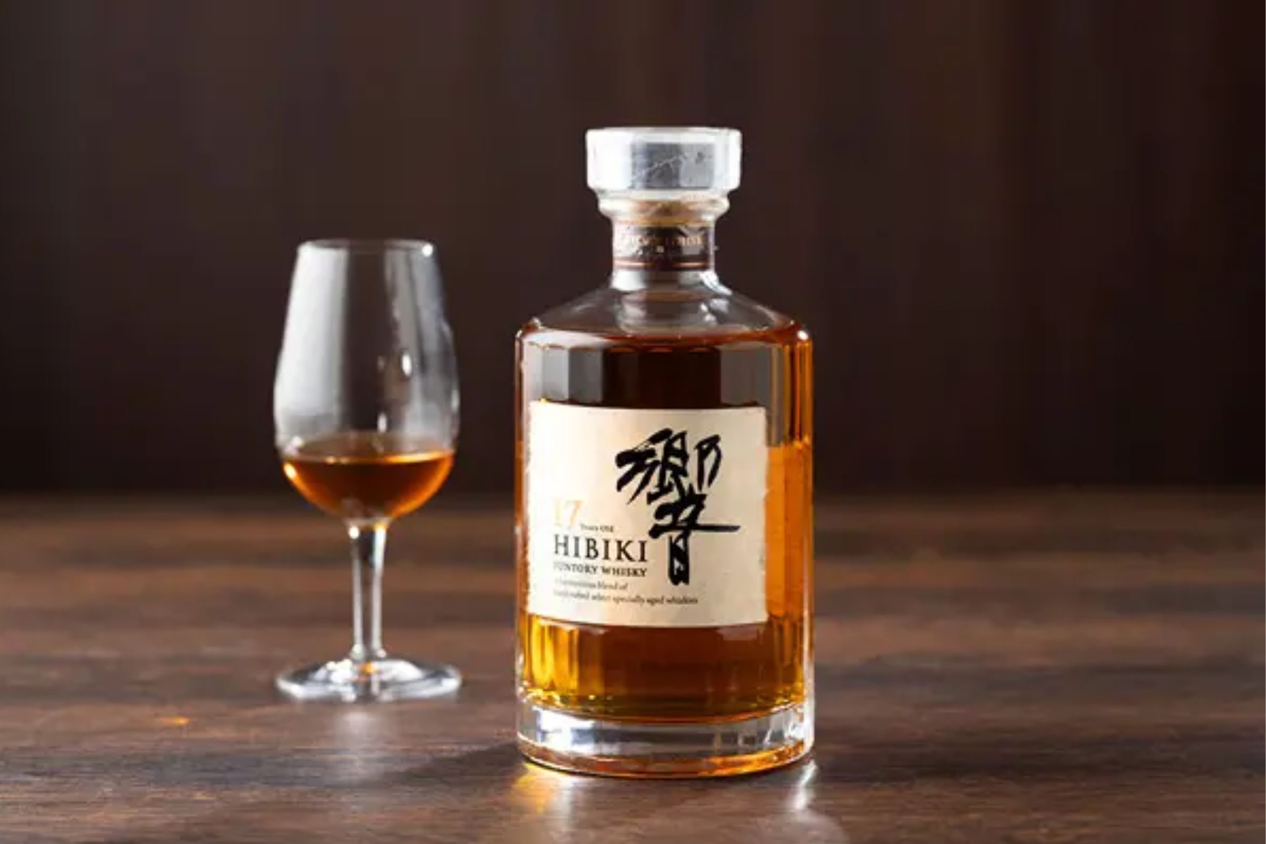 三得利威士忌「響」，花香、蜂蜜甜潤與木桶煙燻交疊而不混亂，高質感送禮選擇之一。