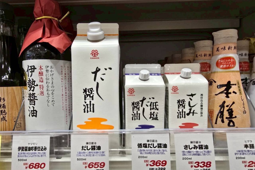 日本關東百年老牌醬油，深受專業廚師信賴的傳統釀造款，色澤深紅、香氣醇厚，照燒、滷肉、壽司飯都少不了它。