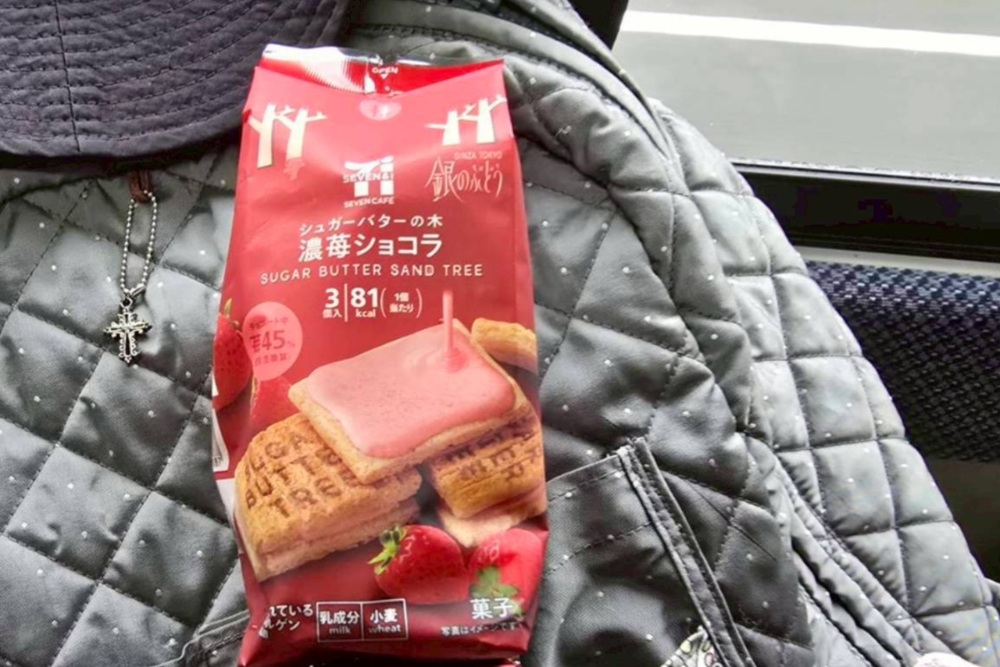 百貨人氣品牌砂糖奶油樹聯名 7-Eleven 推出限定口味，酥脆穀物餅乾搭配濃郁草莓巧克力，酸甜層次豐富。