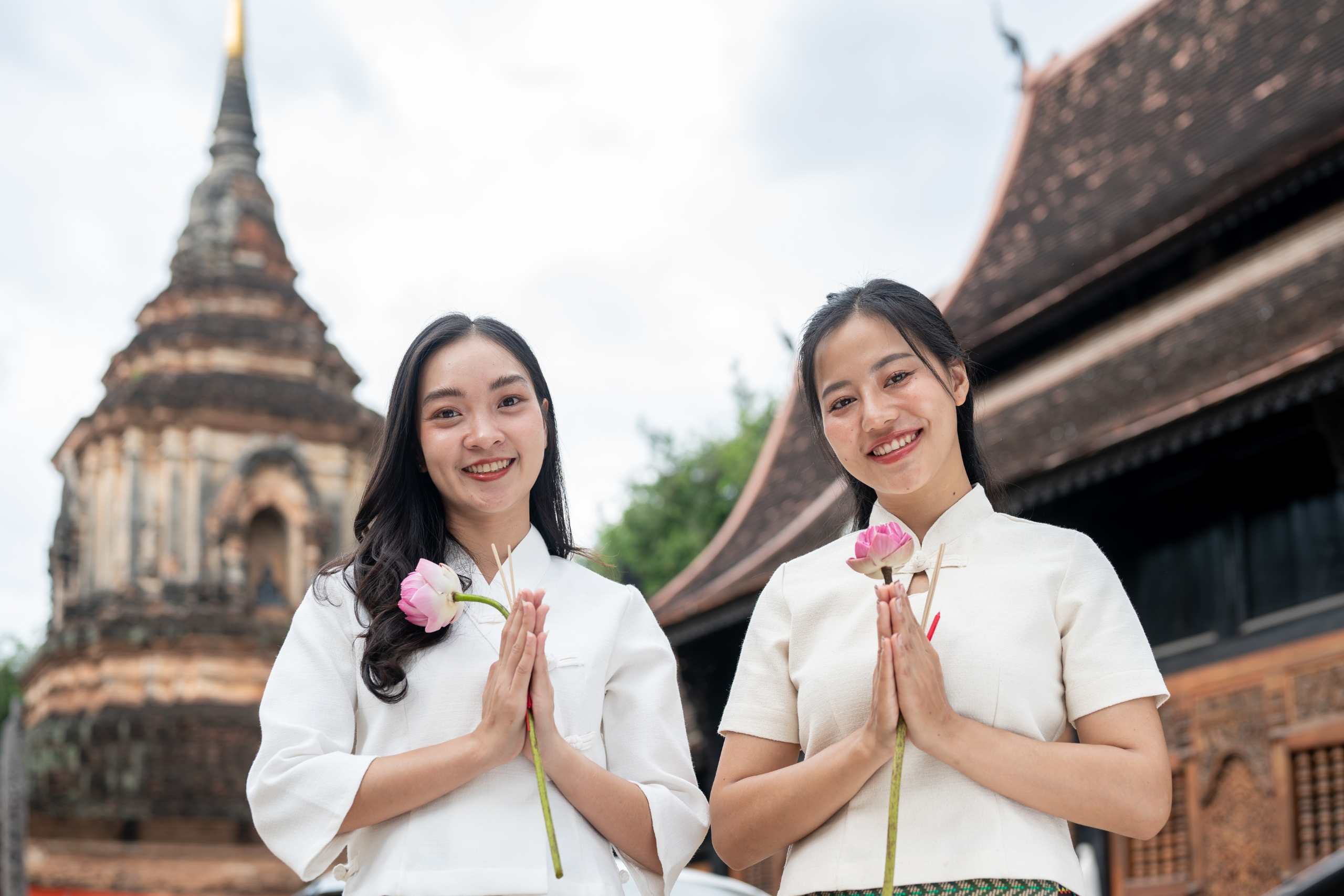 進入宗教場所時，穿著必須要端正。