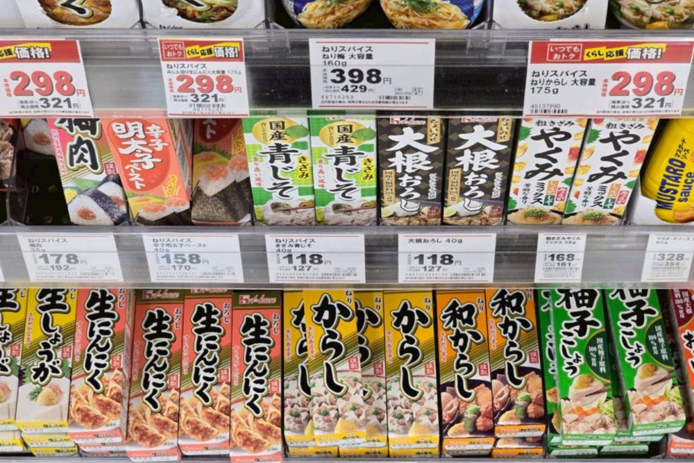 軟管設計調味料，方便省力，同時為料理增添層次風味。