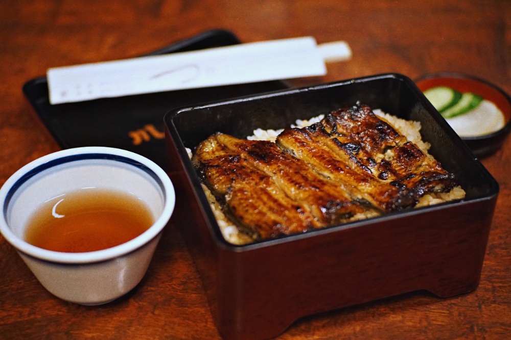 表參道上的「川豐」鰻魚飯,職人現場燒烤鰻魚飯盒,香氣四溢。