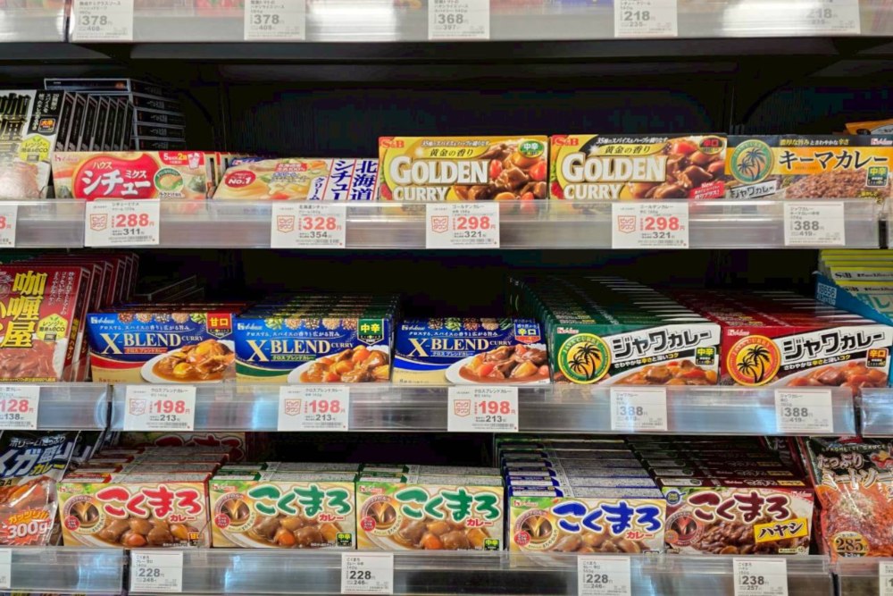 日本超市咖哩塊選擇豐富，老少皆宜，是家常料理的靈魂拍檔。