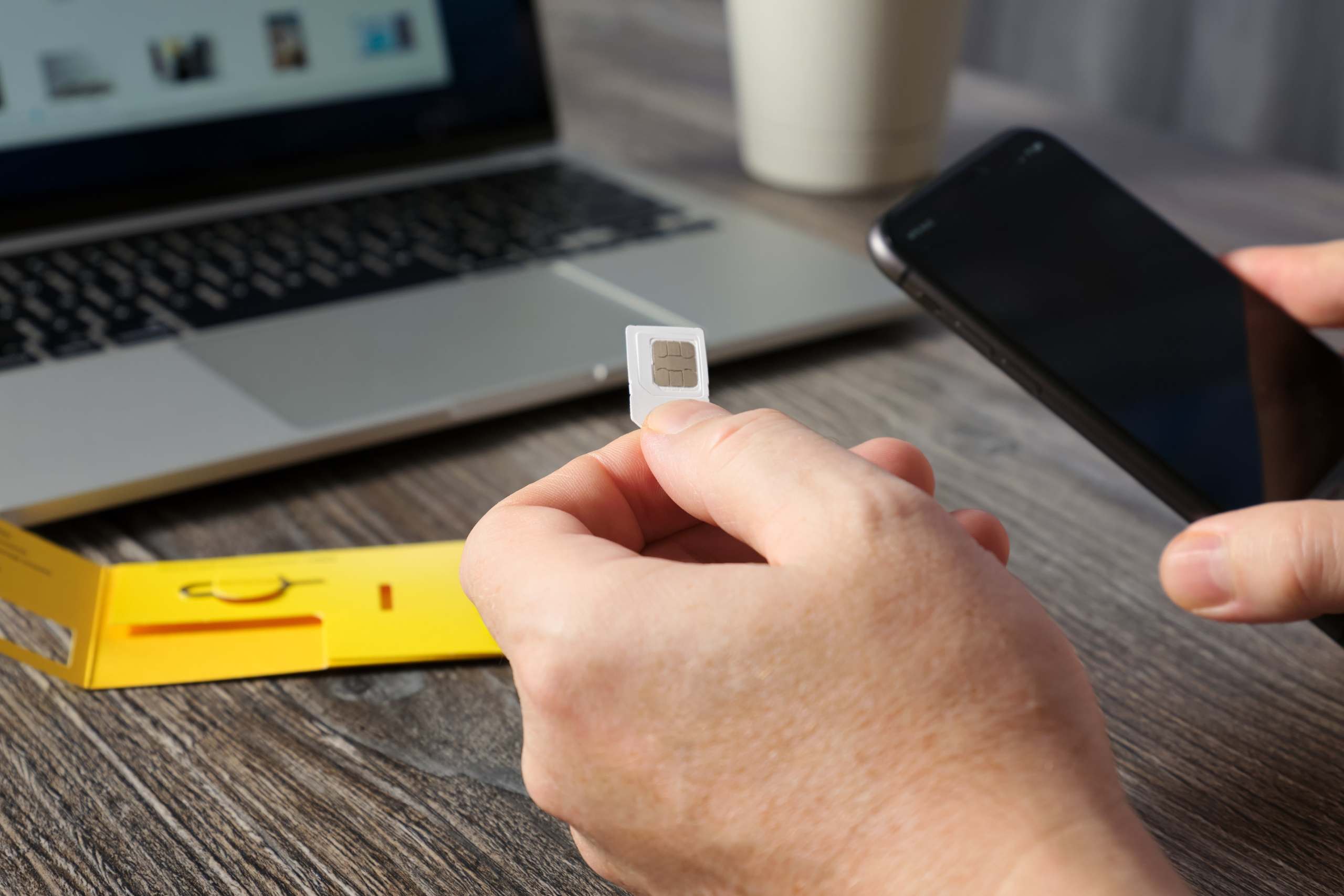 泰國現在主流的選擇分為實體 SIM 卡和eSIM兩種，旅客可依自己需要選擇。