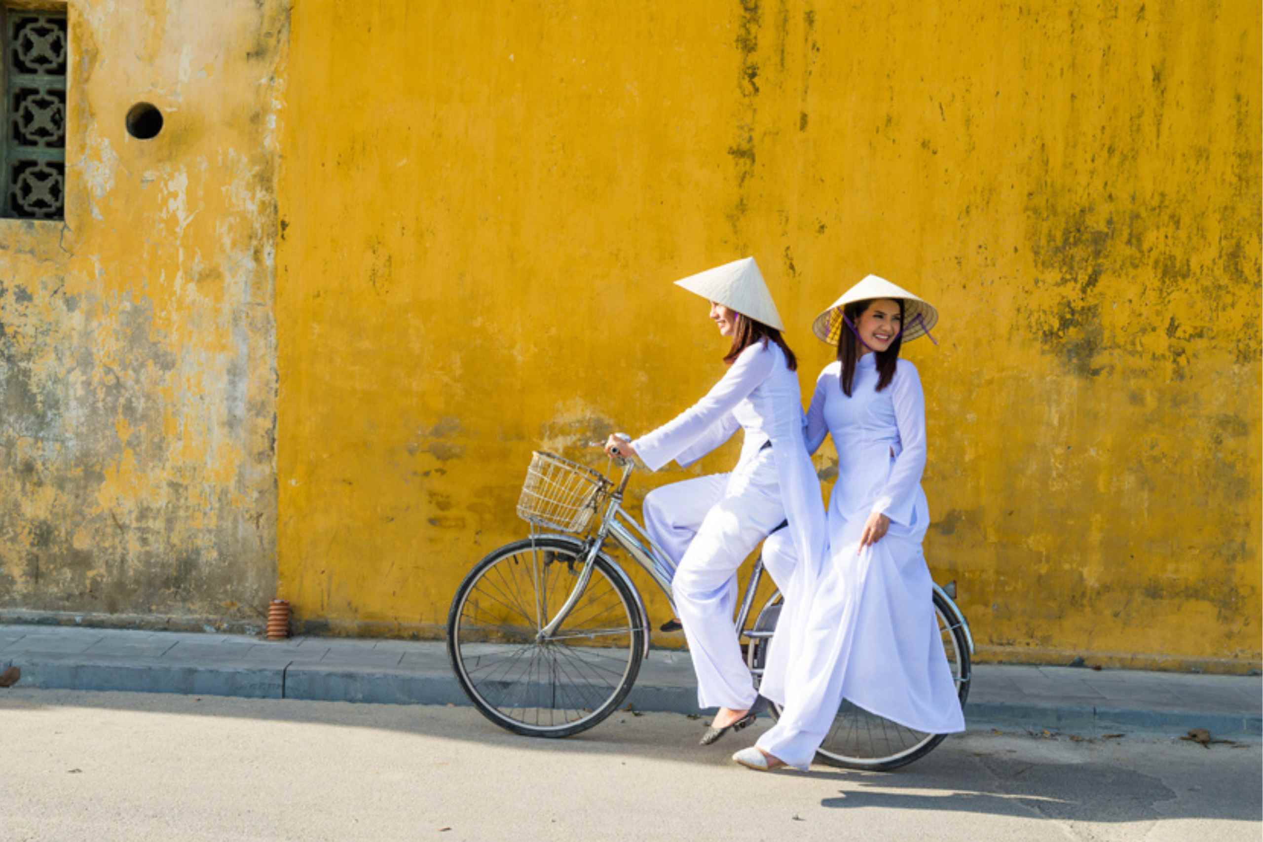 掌握「透氣式穿搭」與隨身防曬小物,不管面臨突如其來的涼意,都能玩得舒適又漂亮。