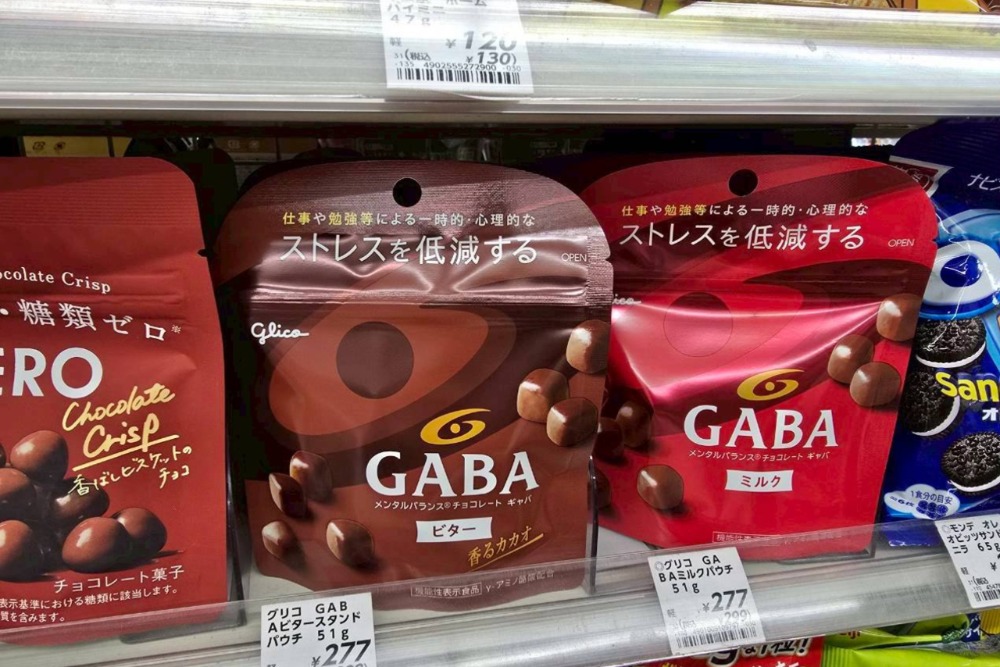 固力果 GABA 機能巧克力，添加有助舒緩壓力的 GABA 成分，苦甜、牛奶兩種口味任你選，是日本必買零食伴手禮的人氣首選。