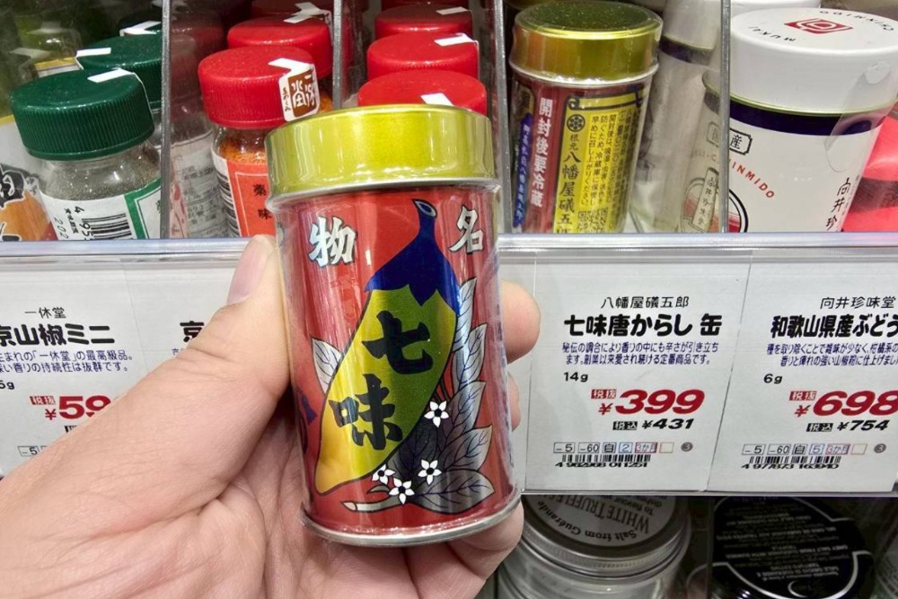 八幡屋礒五郎 七味粉鐵罐，復古鐵罐設計，送禮自用兩相宜。