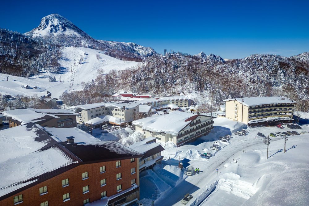  Ski In Ski Out 走出飯店大廳就能踏上雪道，省去穿戴裝備長途跋涉的體力消耗。