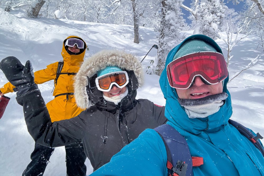  雪場均提供完整的裝備租借服務，一套雪具加雪服一天約¥8,000至¥12,000，天數越多單日均價越划算。
