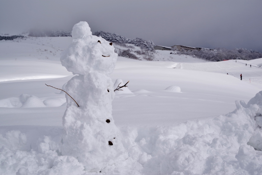 滑雪場不只滑雪運動，也有旅客堆起雪人。