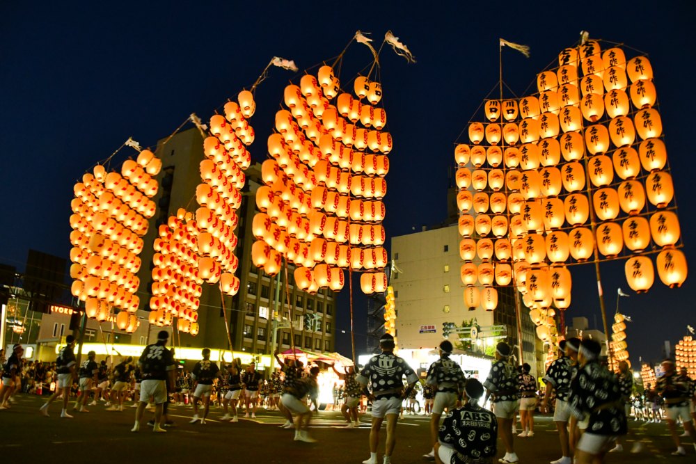 日本祭典秋田竿燈祭數十支竿燈同時在大通街道上高高舉起，吸引遊客參與。（圖片來源：秋田竿燈祭 官方網站）