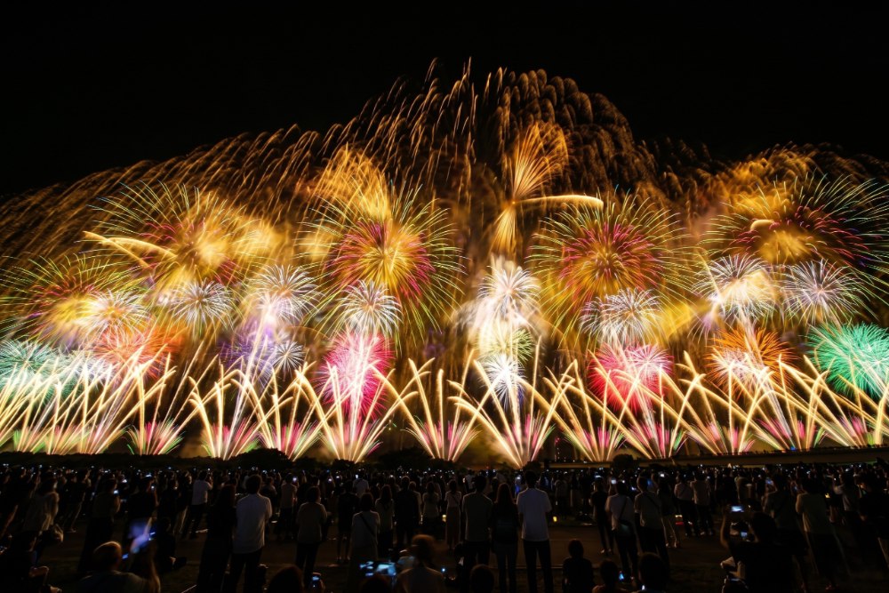 長岡祭大花火大會施放菊花、花束、尼加拉瀑布等圖案的繽紛煙火。（圖片來源：長岡祭大花火大會 官方網站）