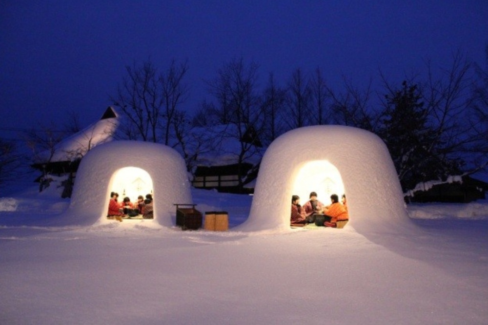 厚達 50 公分的圓弧積雪，隔絕了外頭的冷冽，雪屋點亮燈火的那一刻，浪漫的冬夜也悄悄降臨。（圖片來源：橫手雪祭 官方網站）