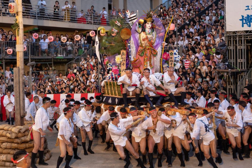 日本祭典的魅力絕對是傳統服飾與震撼畫面的絕佳場合，吸引全球旅客一再造訪。（圖片來源：福岡縣觀光 旅遊資訊官網）