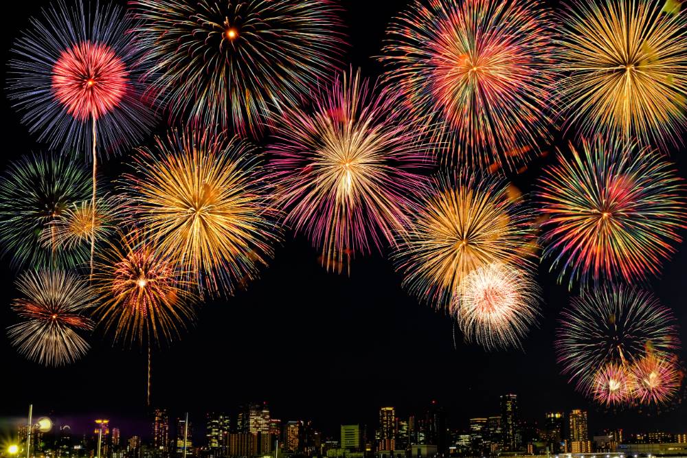 日本浪速淀川花火大會以500公尺寬幅連發花火聞名,2026年改於秋季舉行。