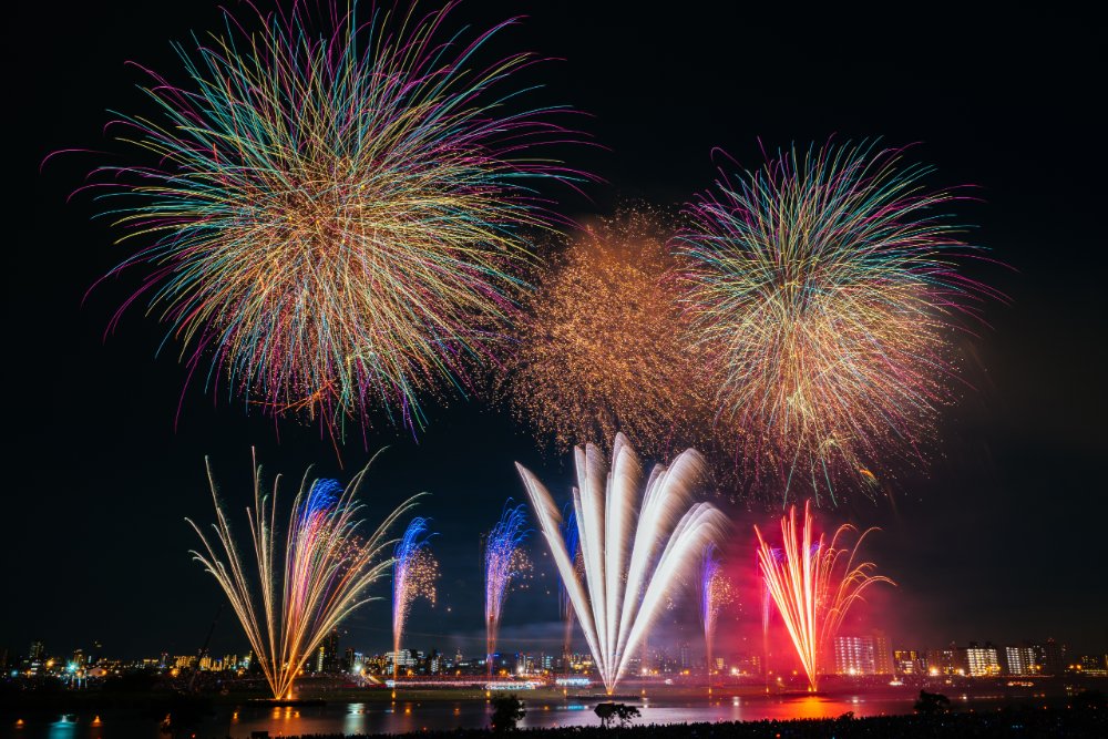 日本足立花火大會在1小時內施放約1.3萬發花火,是東京夏季最早登場的高密度花火大會。