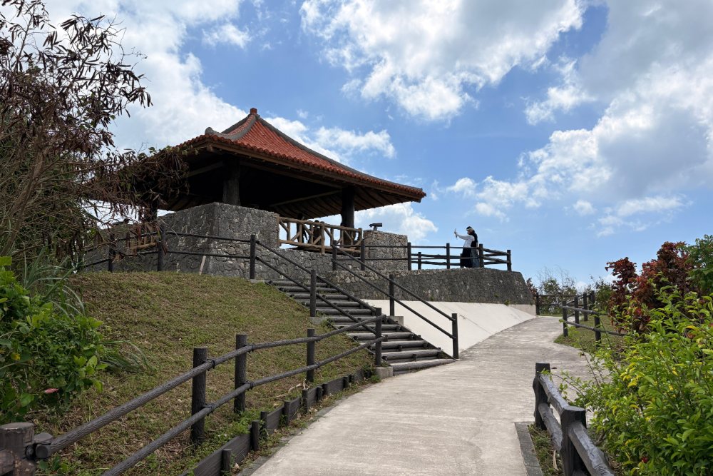 玉取崎展望台位於石垣島東北部，是欣賞「獅子尾巴」平久保半島全景的絕佳地點。