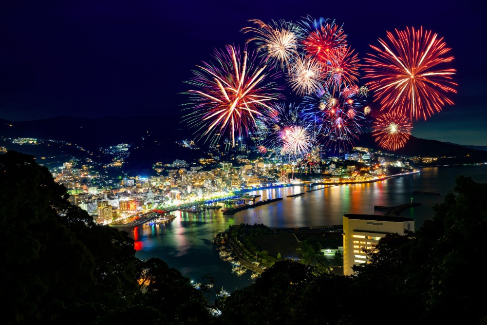 日本熱海海上花火大會一年舉辦多達15場,三面環山的地形讓花火聲響更加震撼。