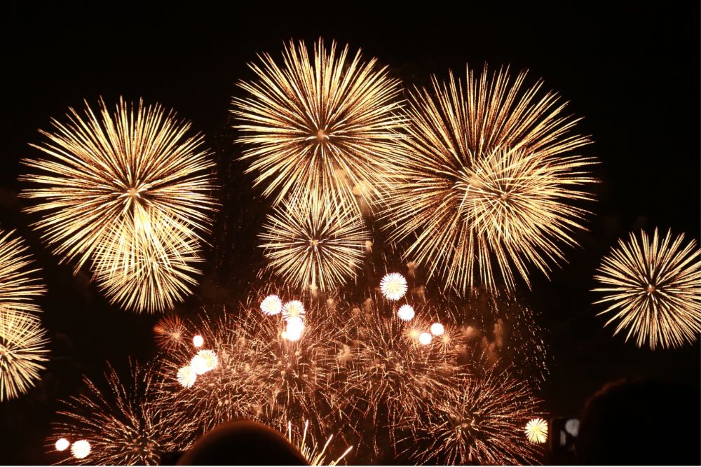 日本夏日祭典之魂:在月光的映襯下,繽紛焰火化作夜空盛開的繁花。
