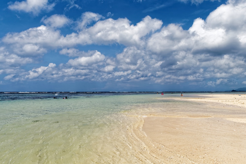 米原海灘一大片美麗白色沙灘，搭配清澈透明的海水，沙質細緻且平坦。