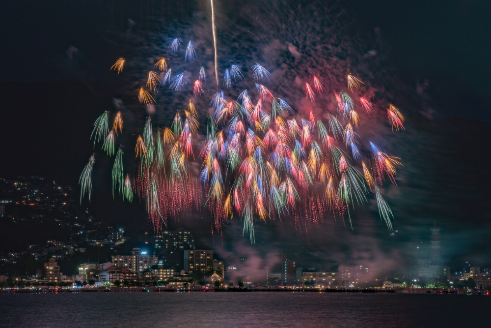 日本諏訪湖祭湖上花火大會以水上星雷與尼加拉瀑布花火聞名,是長野夏季必看盛事。