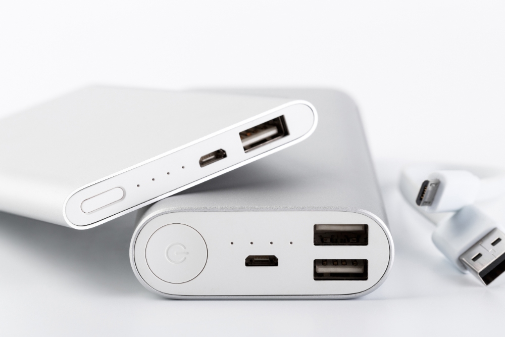 每顆行動電源需要做好個別防護，例如：使用絕緣膠帶將 USB 孔貼起來、使用透明夾鏈袋分裝等。