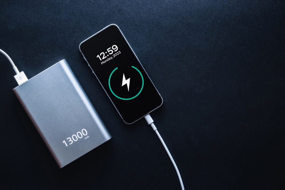 每位旅客可以攜帶的單顆行動電源上限為160Wh，外觀一定要有清楚的容量標示。