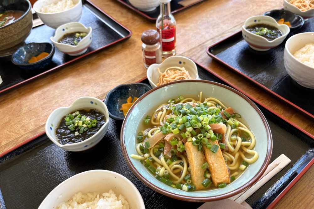 以八重山蕎麥麵、漢堡排、牛排聞名的「Yamabare牧場 Poser阿姨之食卓」，是一間能邊用餐邊欣賞無敵海景的在地餐廳。