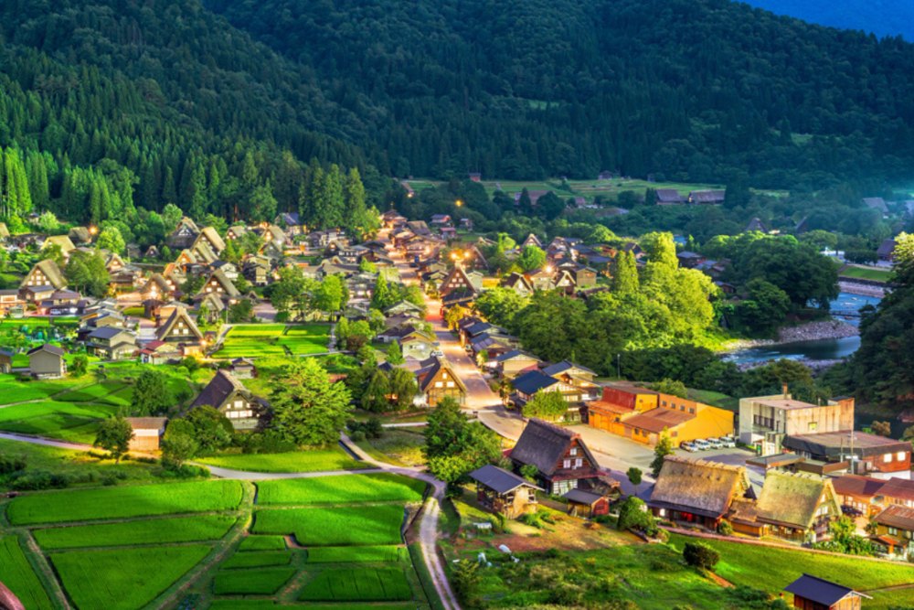 合掌造聚落全景，茅草人字屋頂錯落於群山之間。 （圖片來源：shutterstock）
