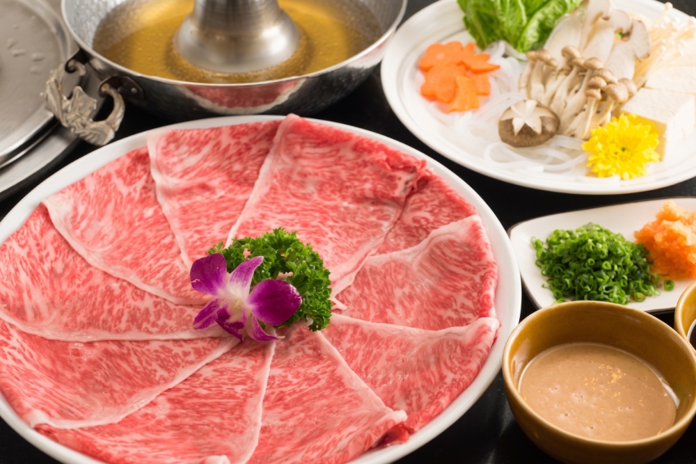 燒肉金城店內牛肉,皆來自自家經營的牧場,細緻的油花與鮮甜的牛肉,完美平衡口感。(圖片來源:燒肉金城官網)