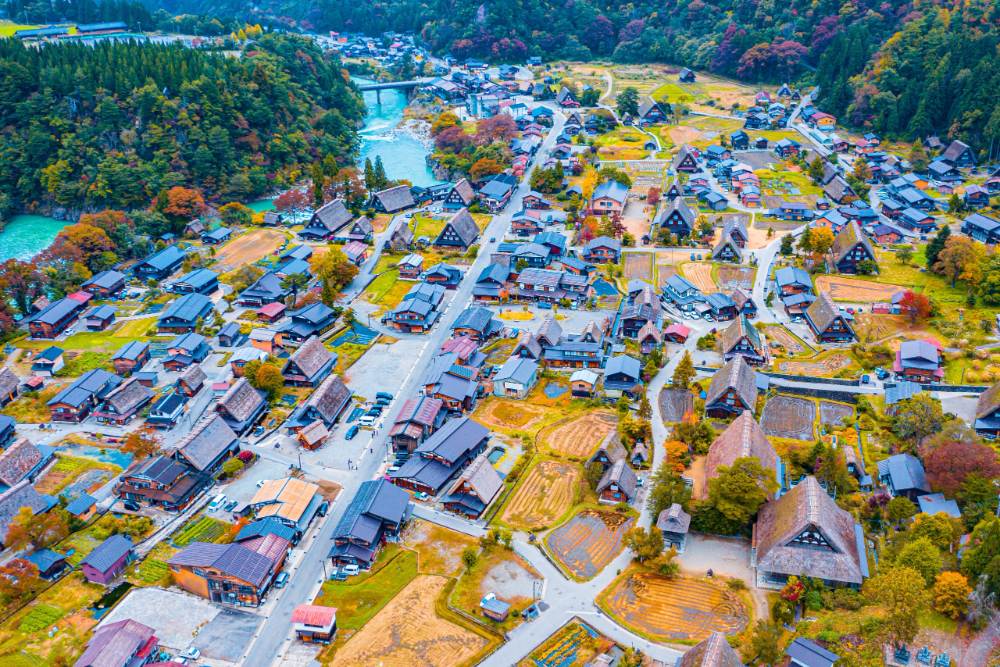 夏天時，翠綠梯田環繞的合掌村夏日晴空。（圖片來源：shutterstock）
