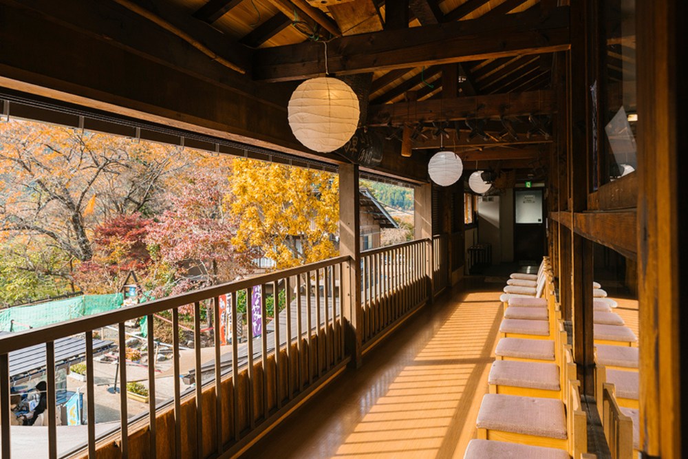 充滿日式風情，天守閣展望台能俯瞰整片合掌村聚落與稻田。（圖片來源：天守閣展望台官網）