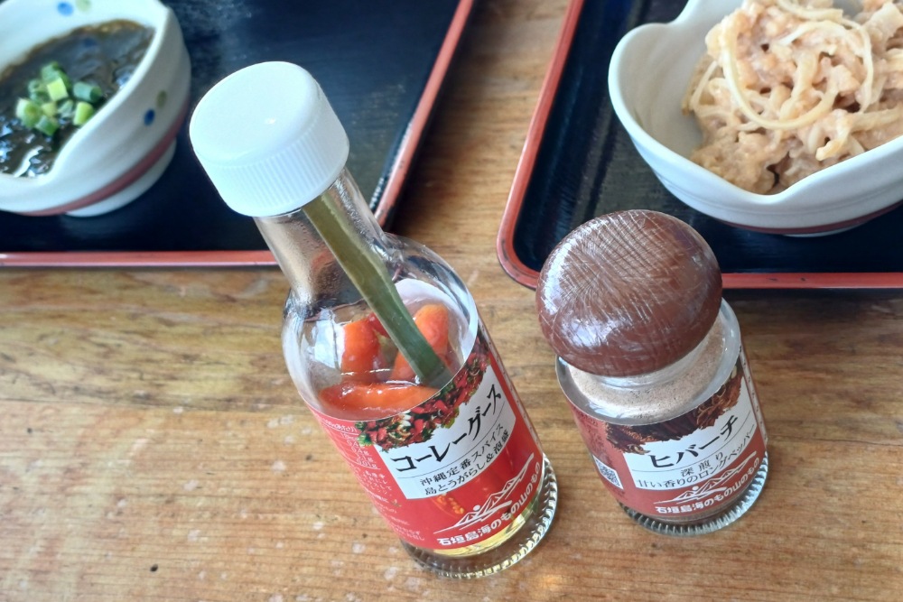 在石垣島的餐桌上,總少不了一瓶小巧卻威力十足的調味聖品——泡盛辣椒。(圖片來源:五福旅遊)