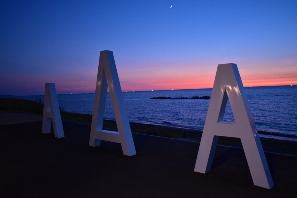 安宅海岸松林與日本海夕陽景致,日本白砂青松百選之一。(圖片來源:小松觀光導航官網)
