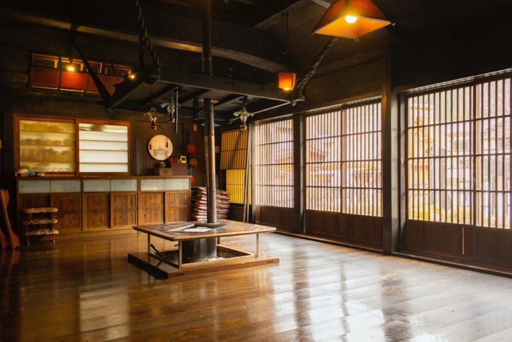 一進入幸工門屋內，就能感受到江戶後期合掌屋的地暖客房。 （圖片來源：白川鄉觀光協會）