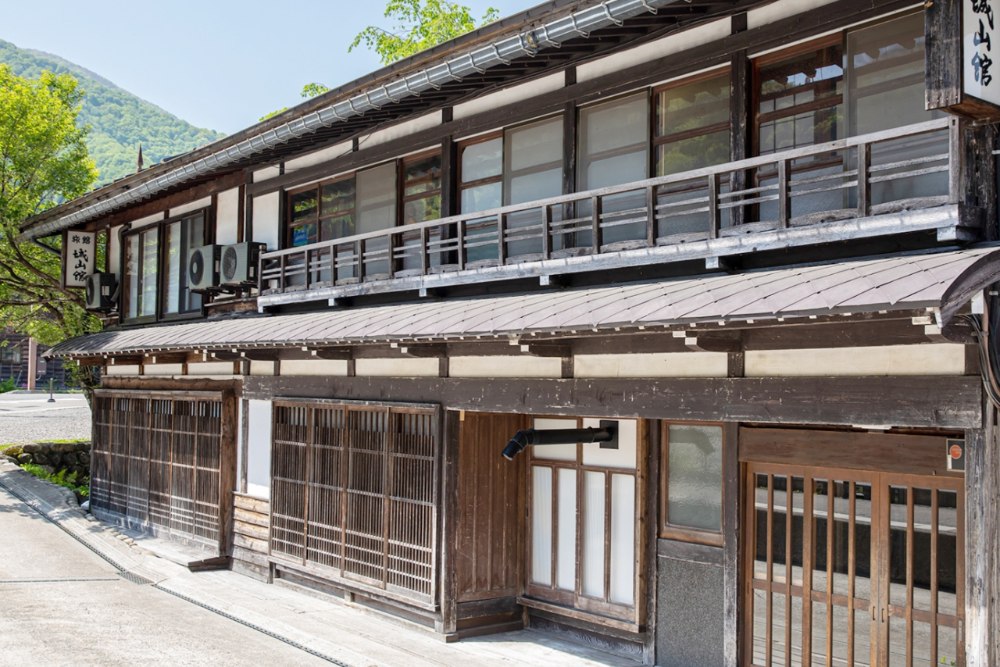 百年合掌造外觀與傳統客房。 （圖片來源：合掌屋民宿城山館官網）
