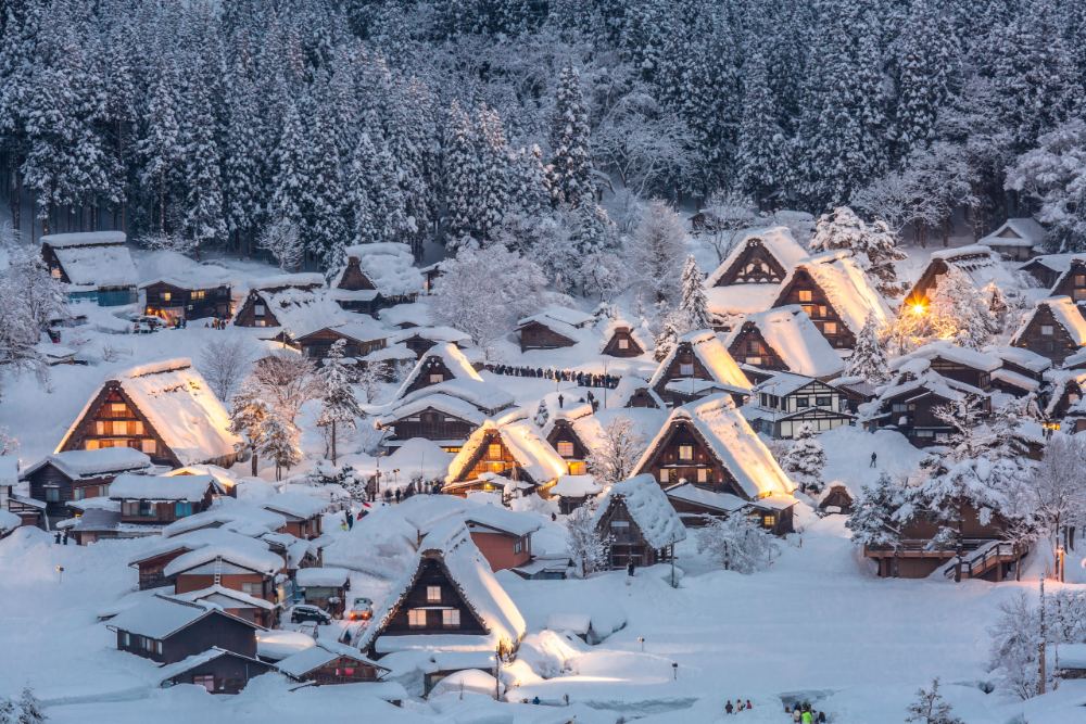 楓葉季逐漸結束、連假未到——12 月初正是賞雪泡湯、撿便宜機票的好時機 。（圖片來源：Shutterstock）