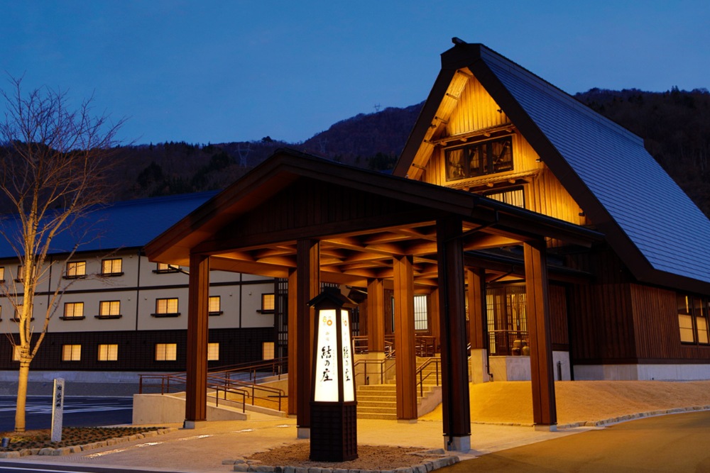 御宿結之莊溫泉旅館外觀，設計成合掌造屋頂造型。（圖片來源：御宿結之莊官網）