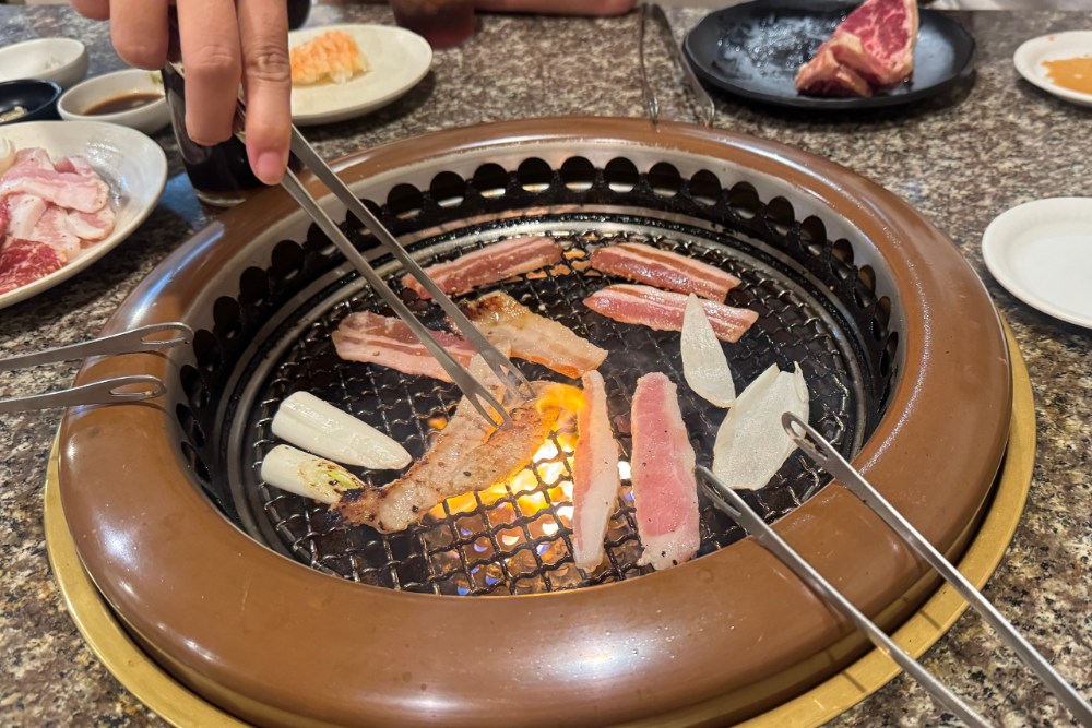 燒肉Station Gastro除了燒肉以外,還有沙拉、壽司、咖哩、牛丼和甜點、烤蒟蒻,等多樣化的料理。