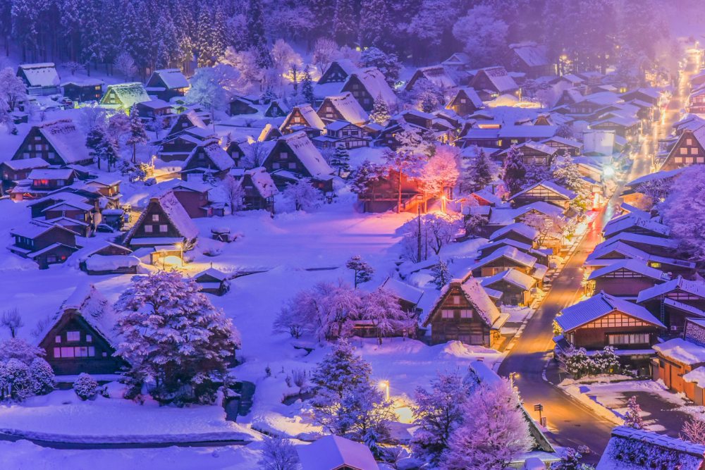 源於居民嚴冬互助傳統的合掌村點燈，以白雪覆蓋茅草屋交織溫暖燈光的夢幻雪景，每年都會吸引許多旅客朝聖。 （圖片來源：shutterstock）