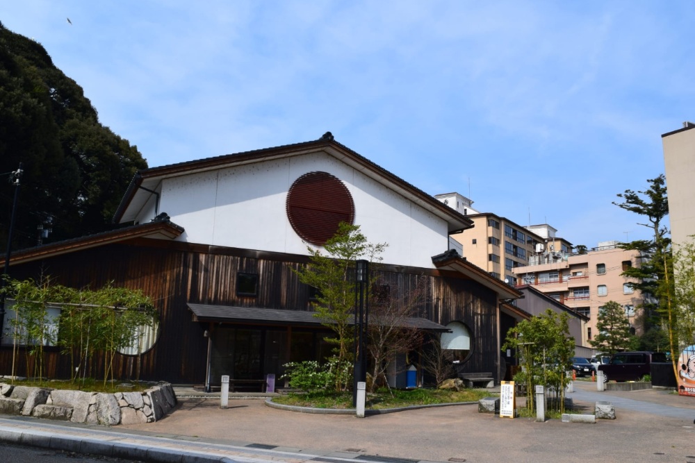 粟津溫泉街道與老字號旅館,北陸最古老溫泉鄉之一。(圖片來源:日本旅遊觀光旅遊官網)