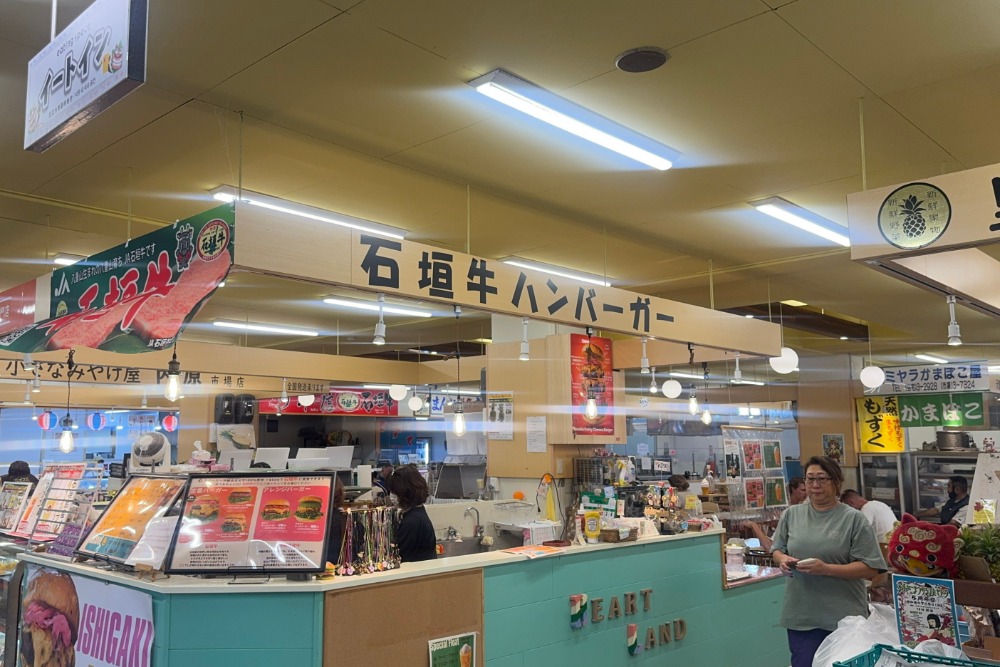 招牌相當顯眼的石垣牛漢堡店,口感軟嫩充滿香氣的石垣牛肉排是店內特色。(圖片來源:五福旅遊)