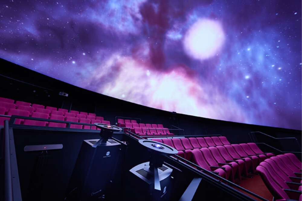 日本規模數一數二的圓頂型3D劇場,在科學山丘小松能欣賞星空解說與科學主題影片。(圖片來源:科學山丘小松官網)
