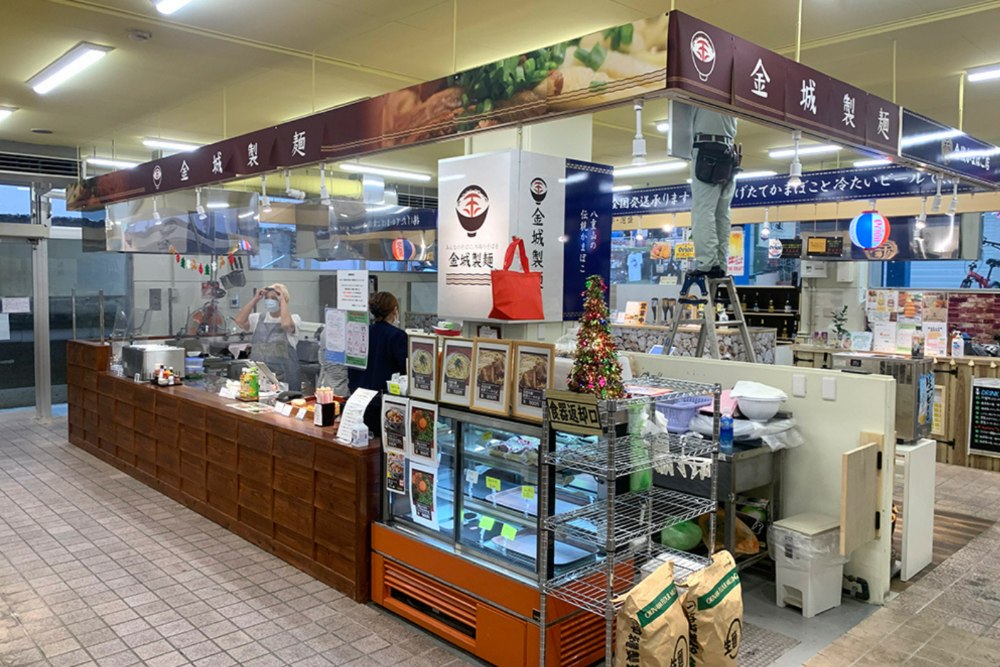 在公設市場裡,你可以輕鬆享用在石垣島上非常受歡迎的「八重山蕎麥麵」。(圖片來源:公設市場官網)