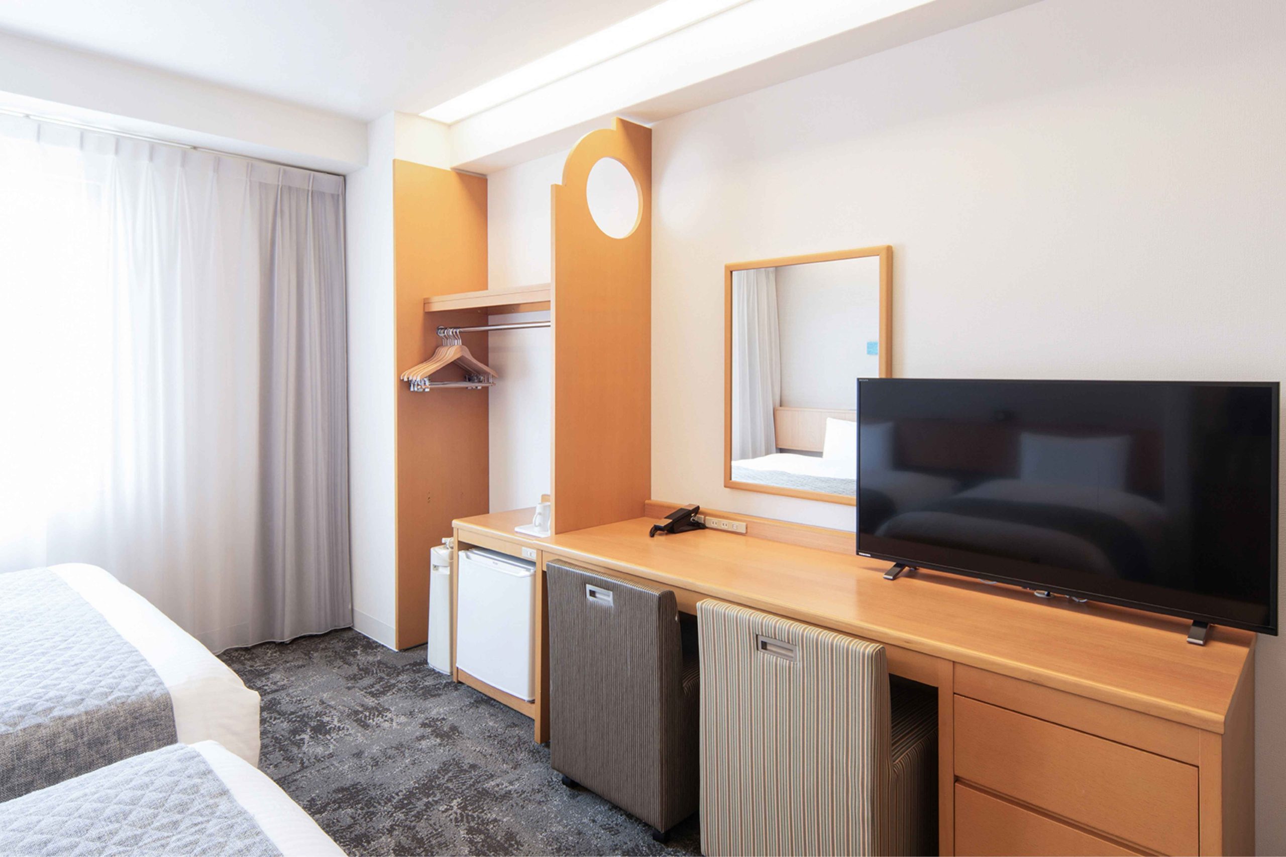 Vessel Hotel Ishigaki Island客房空間都非常寬敞，配有加大雙人床，飯店停車位充足，提供免費腳踏車租借，很適合想在市區自在移動的旅人。（圖片來源：五福旅遊） 