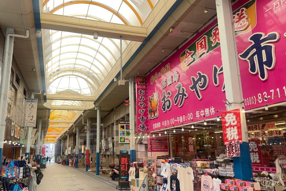公設市場快速繞一圈大約需要5~10分鐘,若想仔細逛、試吃零食或排隊人氣店家,建議預留30分鐘以上較為從容。(圖片來源:五福旅遊)
